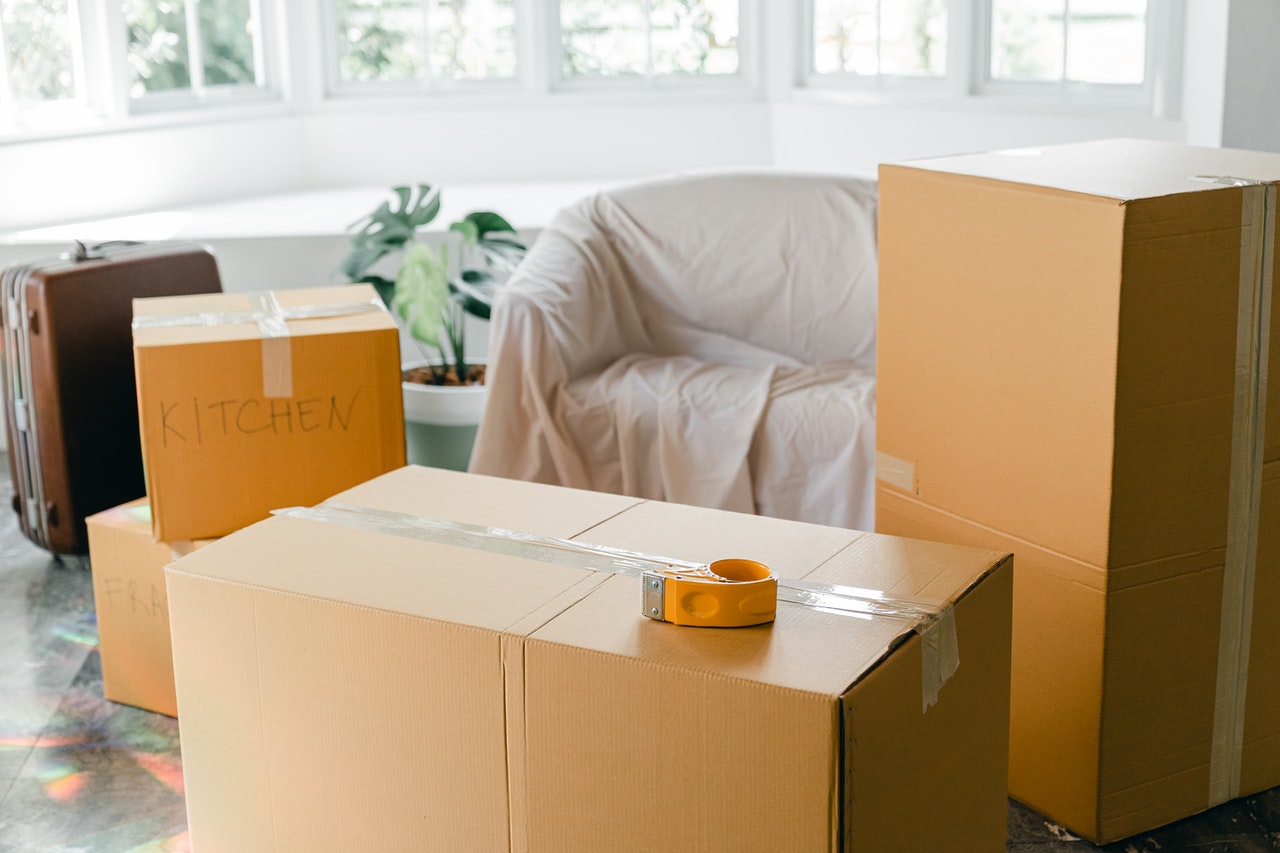 How to select moving boxes for packing items?
